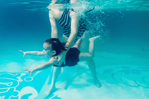 婴儿游泳没意义？别人家的游泳是锻炼，你的游泳就是玩水！