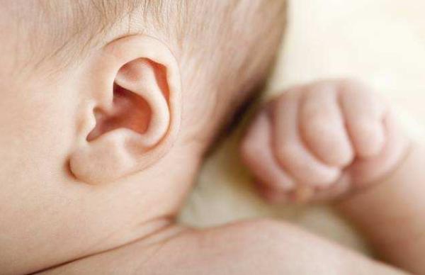 宝宝游泳时耳朵进水了怎么办？专家告诉你正确的处理方式！