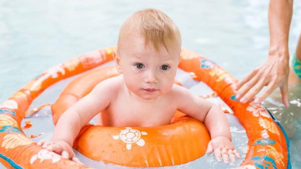 婴儿游泳不仅提高宝宝食欲，还有这些好处！