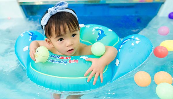 婴儿游泳的八个步骤，做到这些，你才是一个合格的水育师