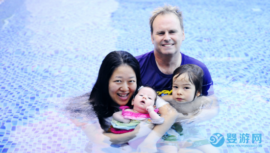 宝宝多可以游泳？婴儿游泳使用脖圈好不好？专家的回答真的对吗？