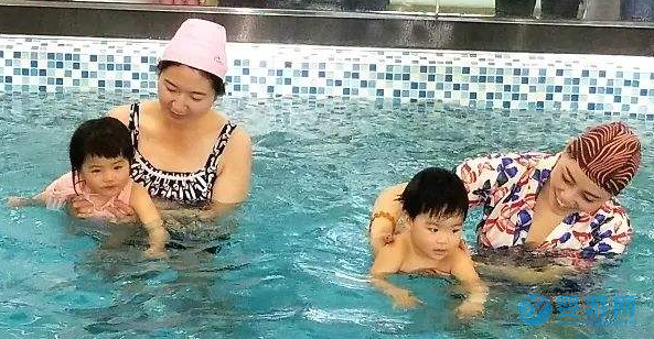 夏季天太热？带孩子去游泳吧！清凉健身好处多！