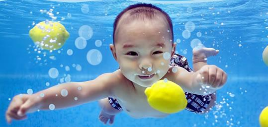 了解婴儿游泳的十大好处，对孩子和你都有好处