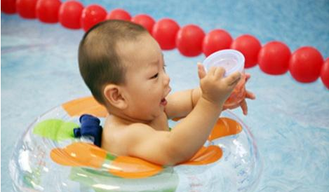 断奶期间可以游泳吗？婴儿游泳的好处让断奶更轻松！