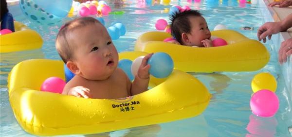 带宝宝游泳其实更能帮助你省钱！