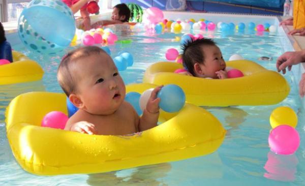 宝宝在泳池中便便该如何处罚？这里有更好的答案！