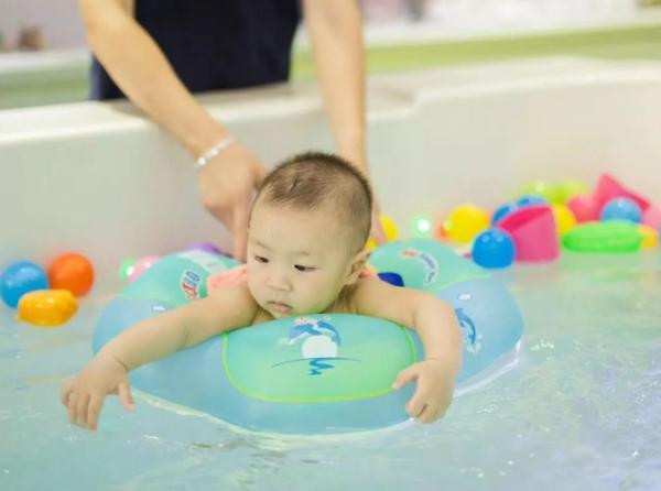 坚持婴儿游泳的三大好处让育儿更轻松！
