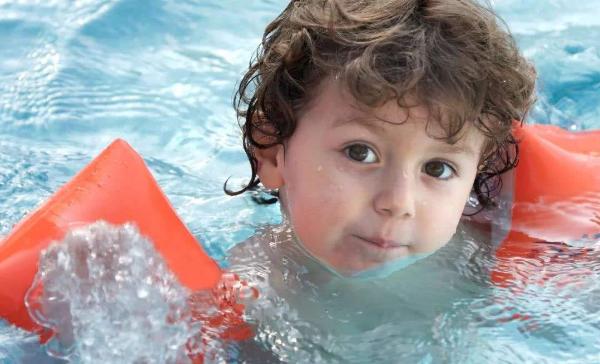 提高宝宝免疫力的六大方式，婴儿游泳必在其中！