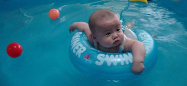 什么时候进行婴儿游泳锻炼效果更好！
