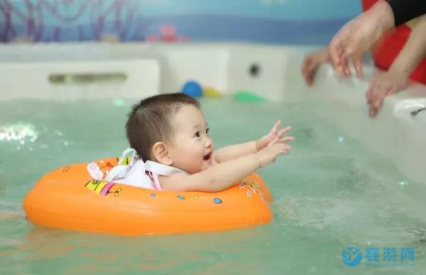 婴儿游泳促进宝宝这五个方面的发展，让家长赞不绝口！