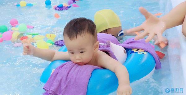 宝宝天生就喜欢游泳，秋季进行婴儿游泳正当时！