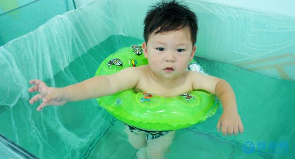 秋季带宝宝进行婴儿游泳，这五点家长应该提前了解