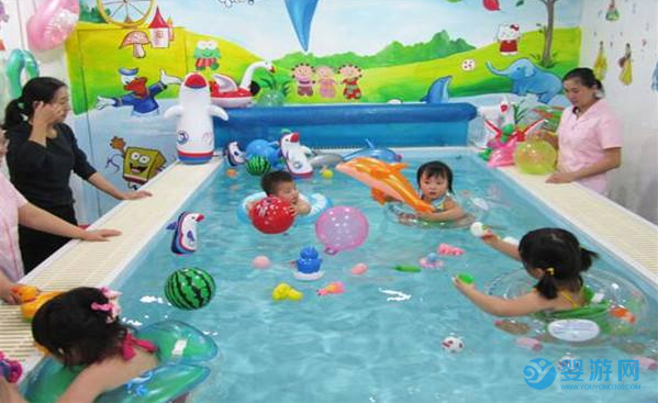 婴儿游泳的八大好处，让家长为之痴狂！
