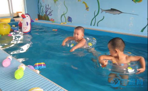 婴儿游泳的七大好处，越早知道对宝宝越好！