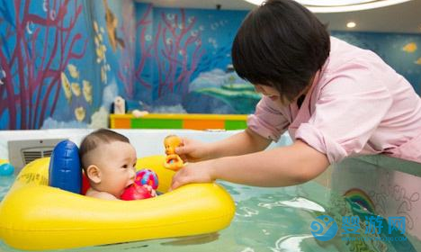 在宝宝智力发育“黄金期”坚持婴儿游泳，锻炼效果显著！