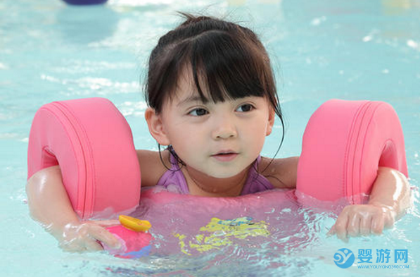 开婴儿游泳馆，如何选购合适的婴儿游泳圈？