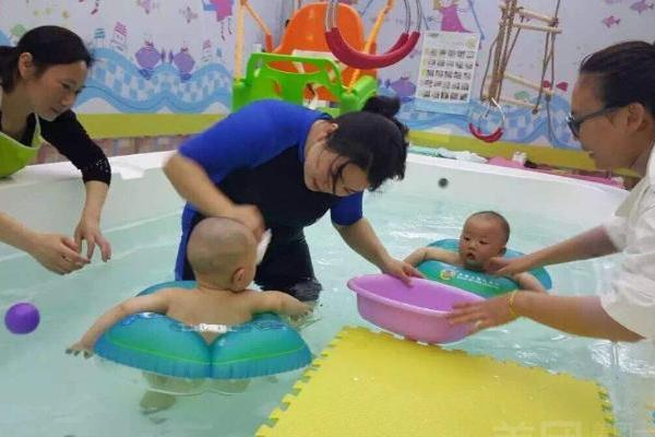 []婴儿游泳的七大好处，越早知道对宝宝越好！