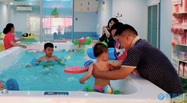 婴儿游泳好处多，游泳纸尿裤的选择同样不可忽视！