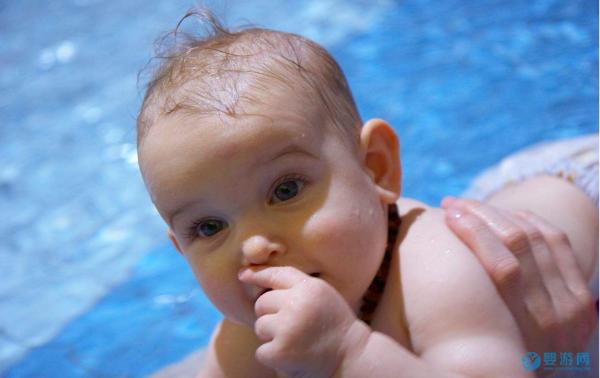 从不被看好到坚持不懈，婴儿游泳已经深入家长的育儿观