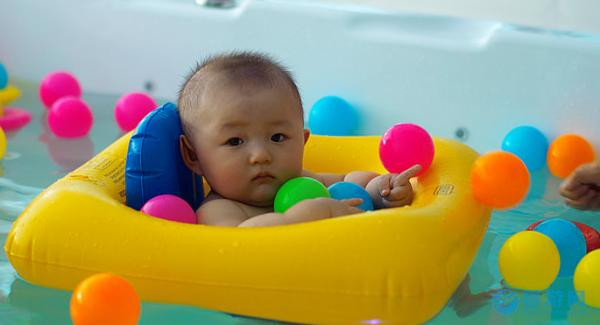 冬季水温多少度才适合宝宝进行婴儿游泳？
