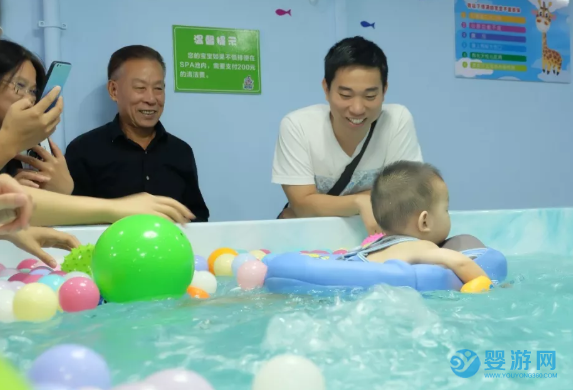 为什么总是强调婴儿游泳要去专业的婴儿游泳馆？