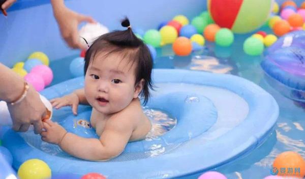 不要从别人的嘴里了解婴儿游泳，你要做的，是尝试！