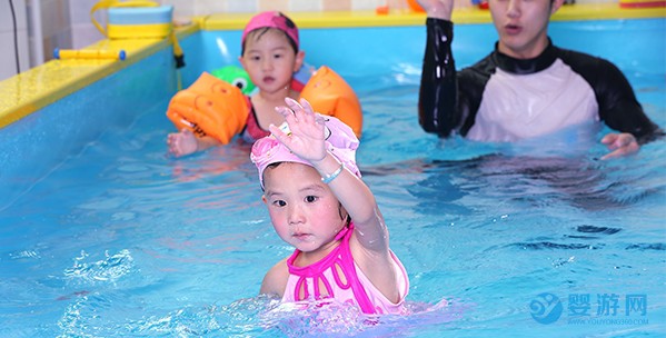 婴儿游泳不仅能锻炼身体，关键时刻能保命！