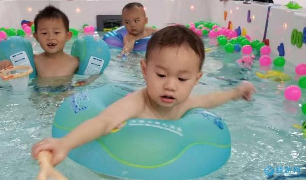 让宝宝冬季坚持婴儿游泳的6个理由