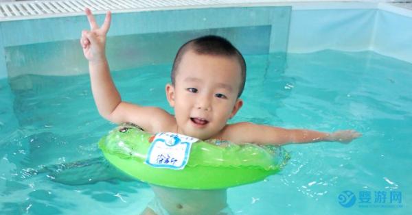婴儿游泳促进宝宝五项能力发展及潜力提升，值得投资的运动