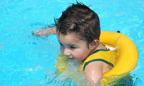 宝宝什么时候进行婴儿游泳最好？ 婴儿游泳有哪些好处