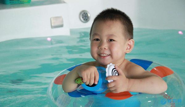 小豆丁：婴儿游泳和纸尿裤的完美搭配，更能保证锻炼效果！