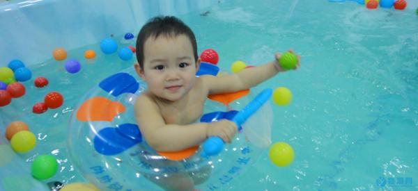 刚出生的宝宝可以游泳吗？婴儿游泳有哪些好处？