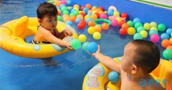 坚持婴儿游泳和不游泳的孩子，入学后的表现有什么不同？