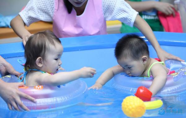 婴儿游泳为何备受家长青睐？