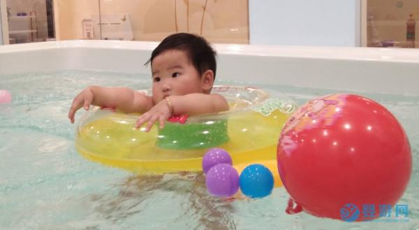 婴儿游泳为何备受家长青睐？