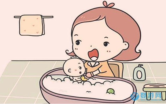 婴儿游泳馆提醒：在家给宝宝洗澡要注意这些