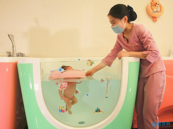 婴儿游泳馆是盛产宝藏男孩和宝藏女孩的场所