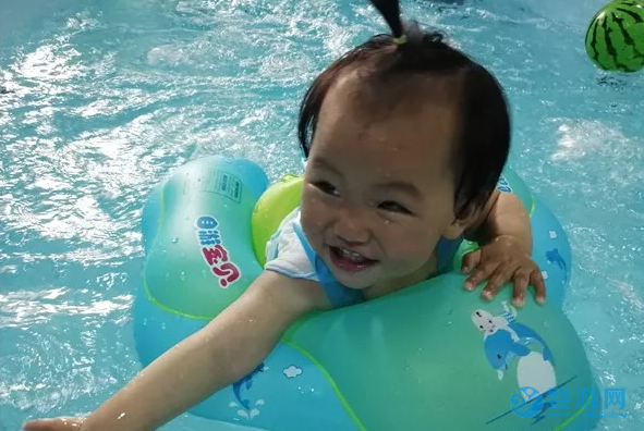 聪明的家长已经带宝宝去游泳了，有的还在犹豫