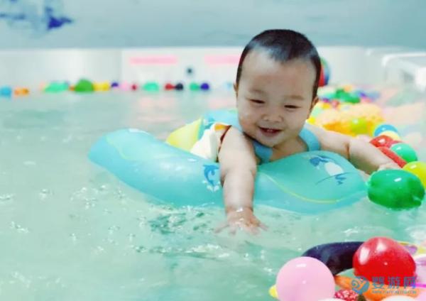 在家两个多月宝宝要“自闭”，游泳还真能预防自闭症