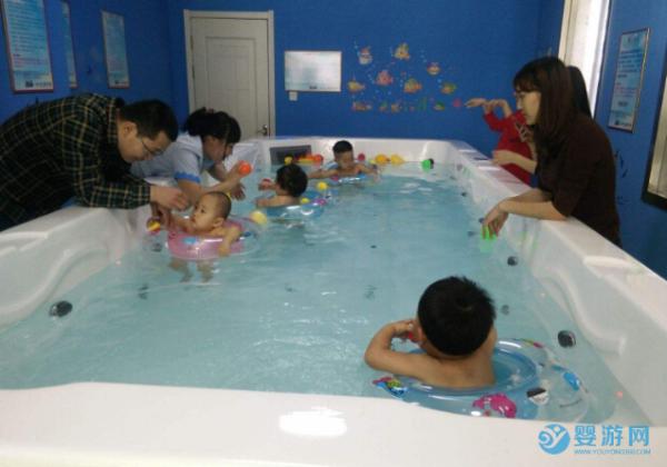 聪明的家长已经带宝宝去游泳了，有的还在犹豫