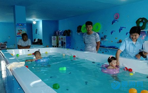 每天抽出30分钟带孩子进行婴儿游泳，比让孩子去上万钱的培训班更实用！