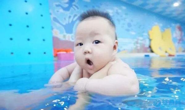 几十块钱婴儿游泳激发孩子智力，补习班什么的突然就不香了！
