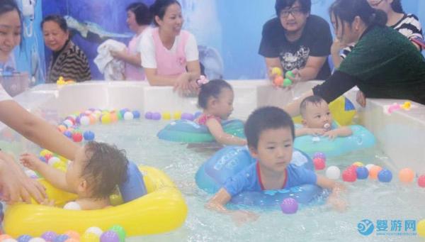 婴儿游泳有助于孩子的智力发育