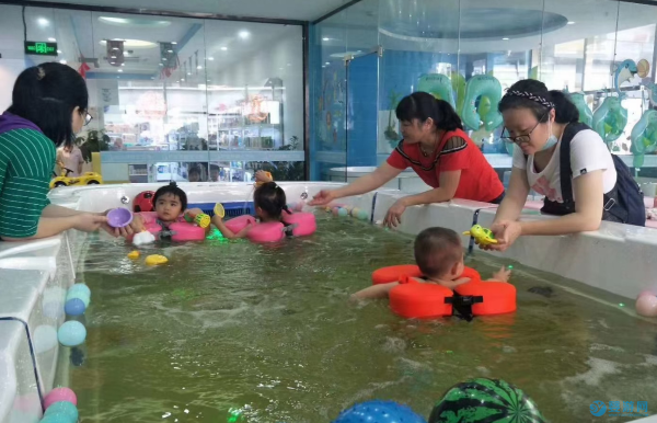 婴儿游泳馆让宝宝秋冬季游泳成为常态