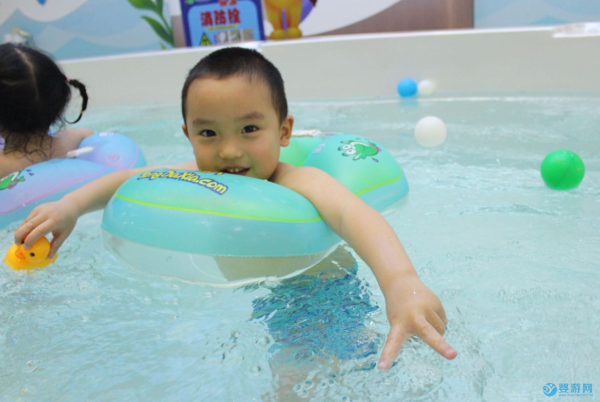 冬季宝宝健身运动热，从婴儿游泳馆开始
