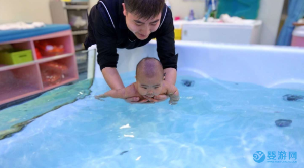 自己家的孩子害怕婴儿游泳，这么就能轻松解决