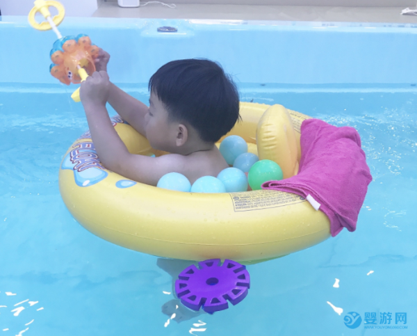 婴幼儿游泳的兴趣与生俱来，合理利用效用大
