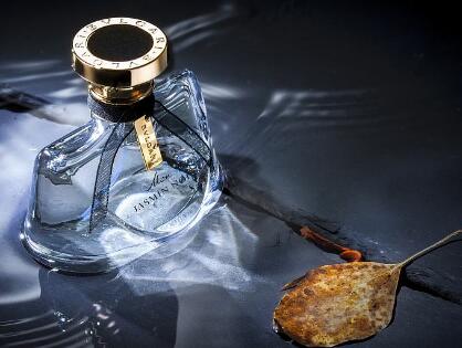 「男性」约会时香水起到什么作用？该如何正确使用呢？