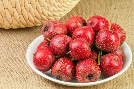 老人吃山楂可以降血脂促消化 山楂虽好但不宜多吃