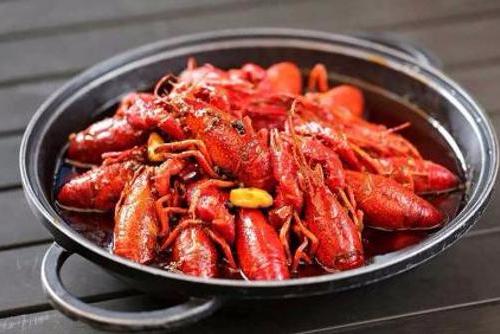 吃小龙虾,小龙虾,吃小龙虾喝饮料：吃小龙虾能喝可乐吗 吃小龙虾配什么饮料好